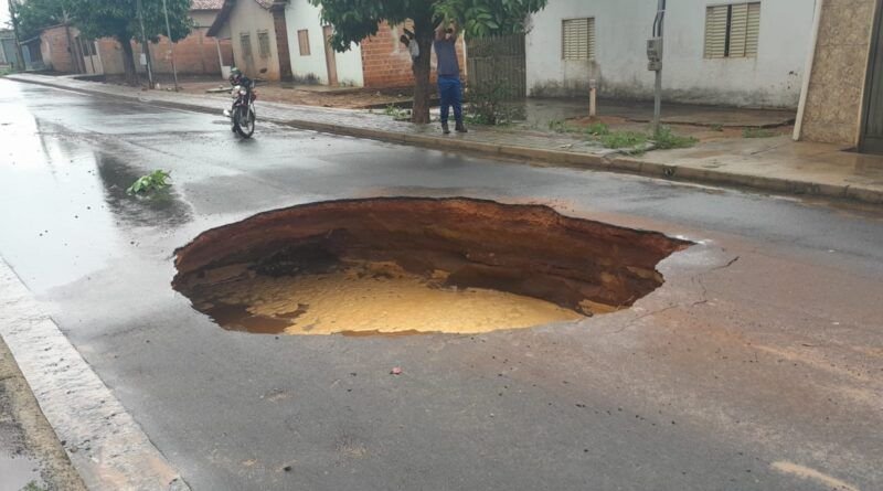 Chuva forte abre cratera na Rua Tiradentes e causa transtornos no Setor Carajás, em AraguaÃna