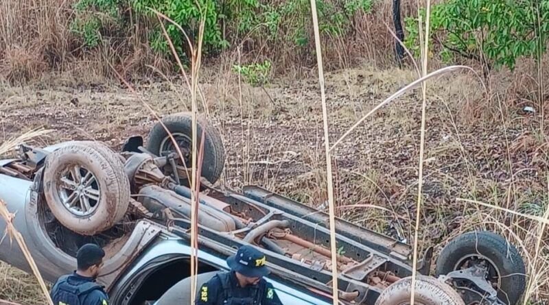 Caminhonete sai da pista e capota com quase meia tonelada de maconha durante perseguição da PRF