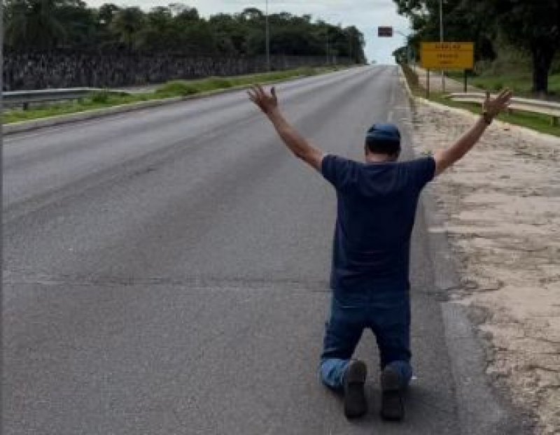 Wanderlei Barbosa publica foto ajoelhado após liminar do STF e agradece retorno ao cargo de governador