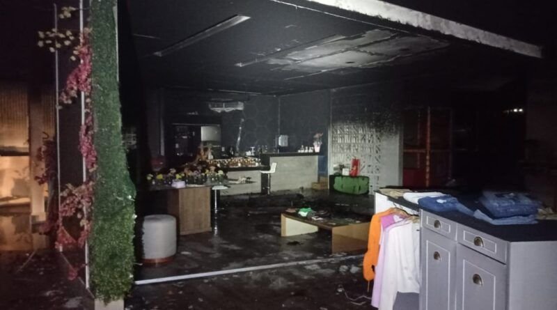 Bombeiros resgatam casal de empresários que ficou preso em loja durante incêndio em Araguaína