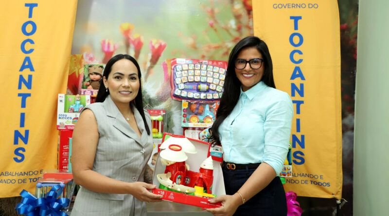 Primeira-dama Karynne Sotero entrega doações de brinquedos para ala infantil do Hospital Regional de Araguaína
