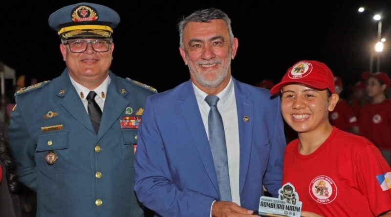 Em solenidade ao Dia dos Bombeiros, governador em exercício Amélio Cayres recebe honraria da corporação e assina promoção de militares