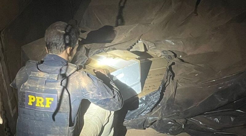 PRF apreende caminhão adulterado e recupera carga roubada