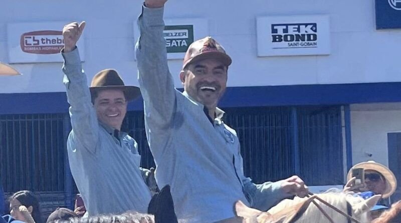 Lado a lado, Jorge Frederico e Wanderlei Barbosa participam da 34ª cavalgada de Araguaína