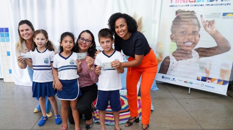 Mais de 190 crianças recebem novo modelo de identidade pelo Projeto Minicidadão