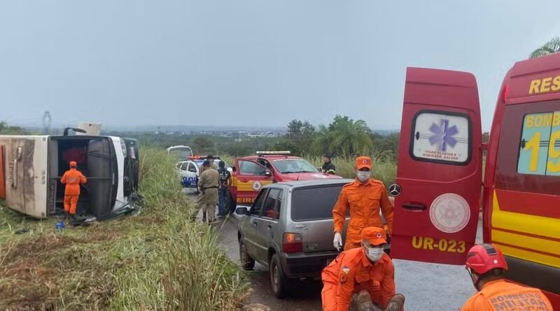 Ônibus tomba e deixa oito pessoas feridas na TO-335