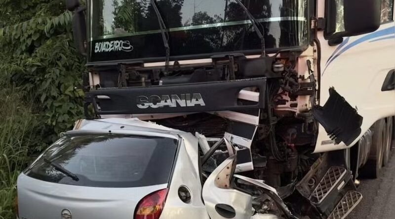 Motorista morre após bater de frente em caminhão na BR-153