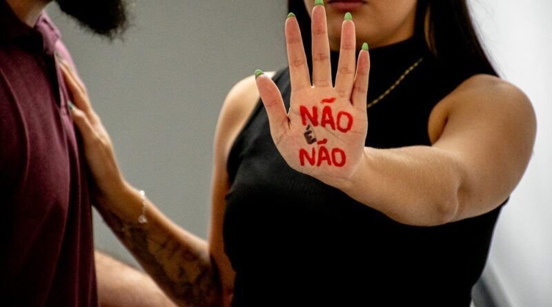 Homem de 69 anos é preso por importunação sexual