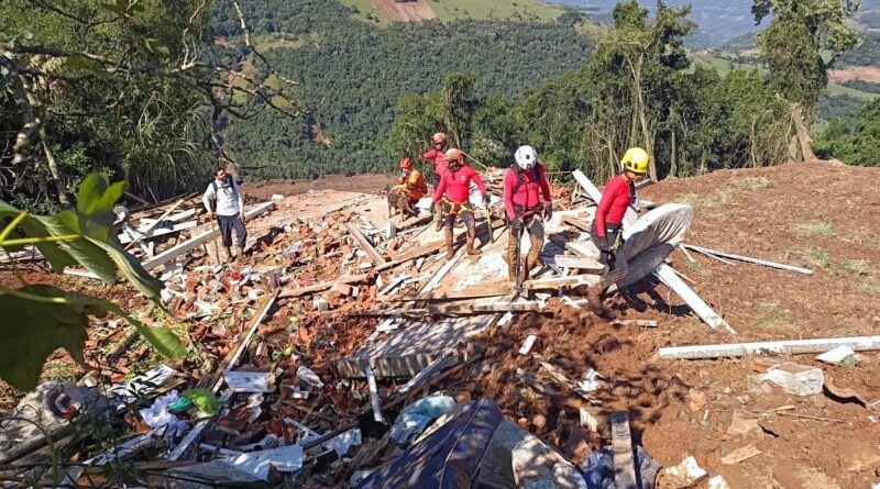 Cães Bombeiros do Tocantins encontram dois corpos em área colapsada no Rio Grande do Sul