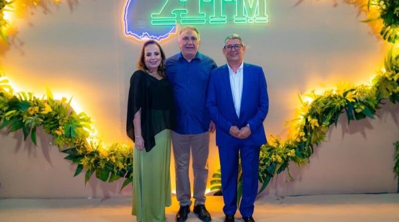 Laurez anuncia pacote de R$ 3 milhões por município e critica obras paradas durante evento da ATM