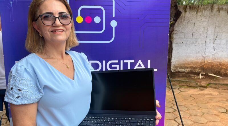Governo do Tocantins entrega notebooks para professores que atuam na sede da Seduc