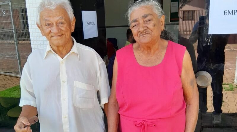 Casal de idosos faz questão de estar em dia com a Justiça Eleitoral, mesmo tendo voto facultativo