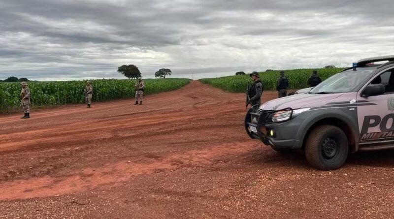 Suspeitos que assaltaram fazenda e fizeram reféns são presos após cerco da PM
