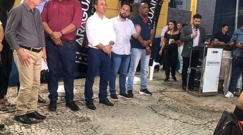 Em meio a protestos de professores e uma praça das Bandeiras abandonada, Wagner repete Dimas e reabre restaurante popular em ano de eleição