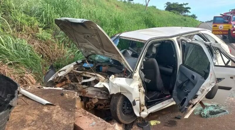 Acidente na BR-153 deixa quatro feridos em Colinas: Bombeiros resgatam vítimas com fraturas e sangramentos após carro colidir com barranco