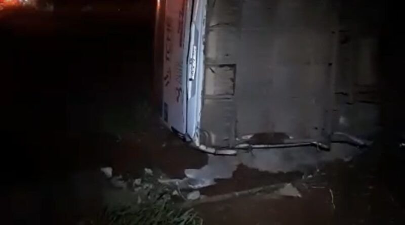 Micro-ônibus com banda do cantor Flaguim Moral tomba no trevo da UFNT; seis pessoas ficam feridas