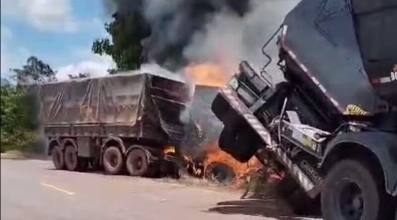 Carretas pegam fogo após batida de frente na BR-235