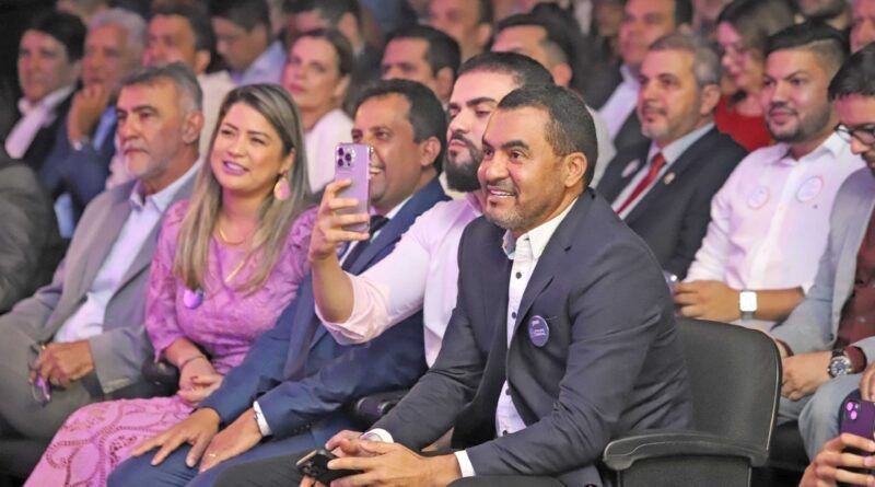 Governador do Tocantins entrega 14 mil notebooks aos profissionais da educação no lançamento do Profe Digital