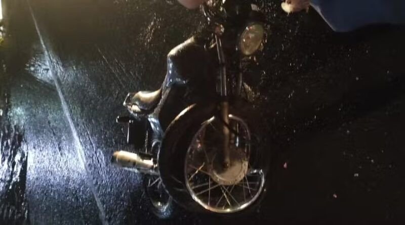 Em Araguaína, motociclista bate na traseira de caminhão, cai na BR-153 e é atropelado por carro