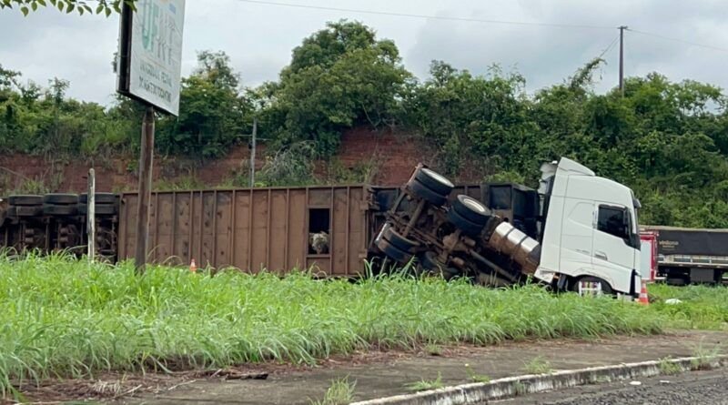 Carreta boiadeira tomba no trevo da UNFT na BR-153