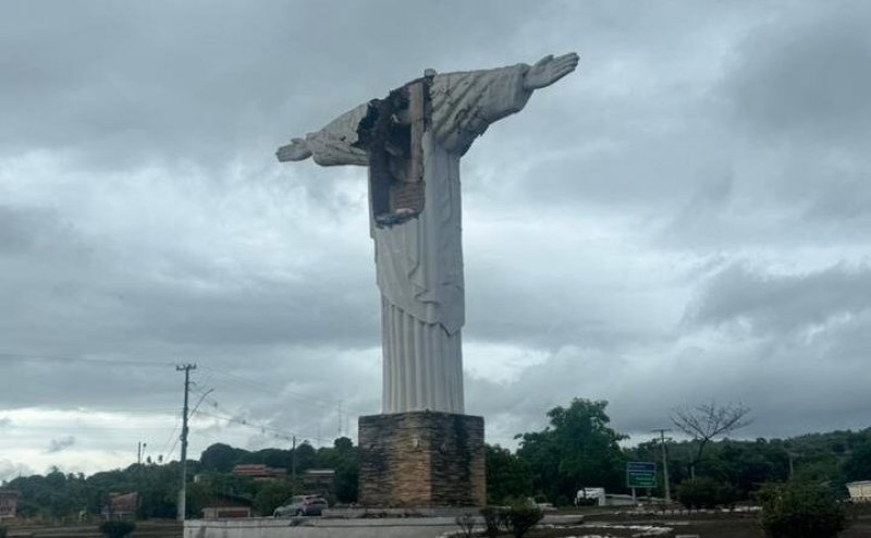 Temporal derruba parte do Cristo Redentor em Xambioá; prefeitura promete restauração
