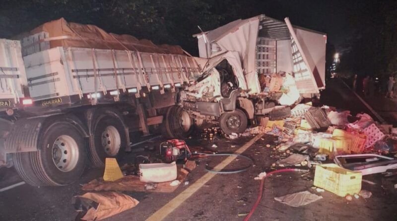 Passageiro de caminhão morre após colisão na traseira de carreta estacionada na BR-153