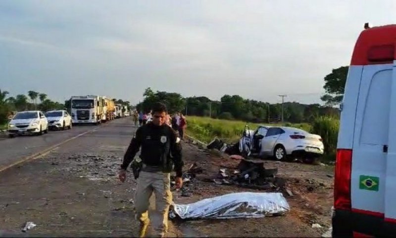 Homem morre após acidente envolvendo três carros e um caminhão na BR-153 em Araguaína