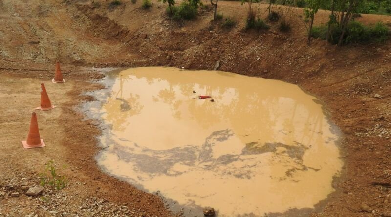 Marido e sobrinho de vítima são indiciados por feminicídio; corpo foi encontrado em lamaçal