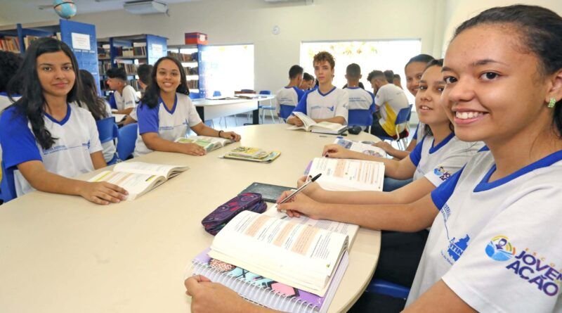 Governo do TO paga bolsa permanência de R$ 300,00 para mais de 4 mil estudantes