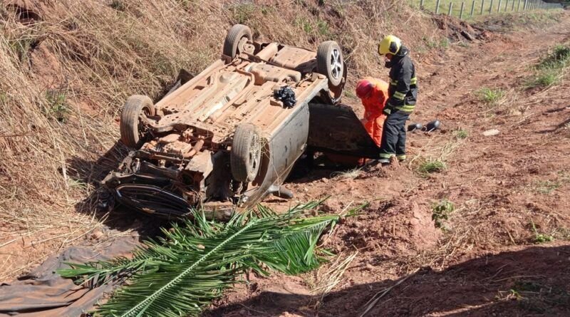 Três pessoas ficam feridas após carro capotar na estrada entre AraguaÃna e Araguanã