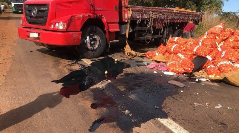 Motociclista fica gravemente ferido ao colidir com caminhão tombado na BR 153