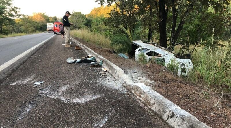 Motorista morre após sair da pista e bater em árvore às margens da BR 153
