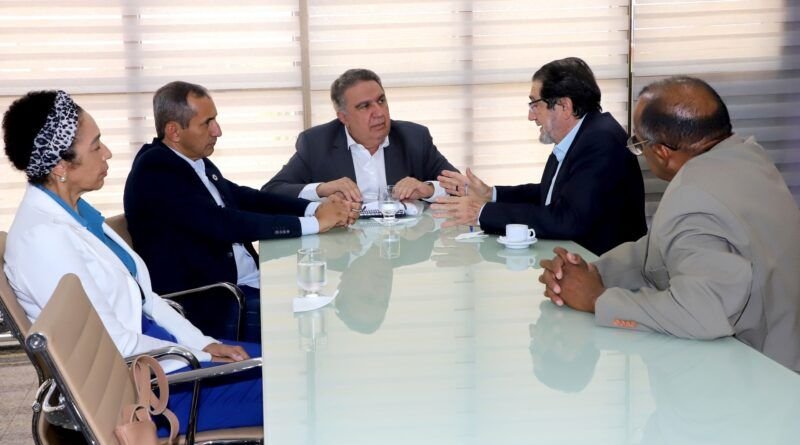 Governador em exercÃcio, Laurez Moreira, recebe representantes do Ministério da Saúde e presidente do Conselho Estadual de Saúde