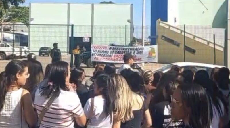 Guarda Municipal tenta barrar ato pacÃfico de professores em AraguaÃna