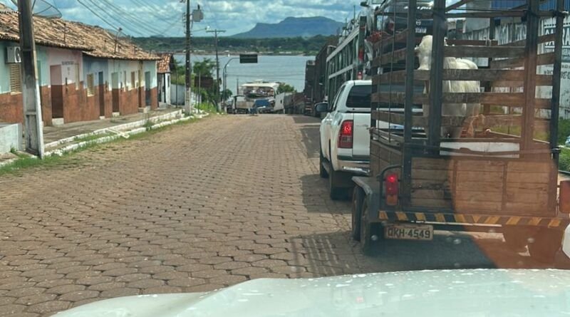 Motoristas enfrentam filas enormes para embarque nas balsas que ligam Filadélfia e Carolina