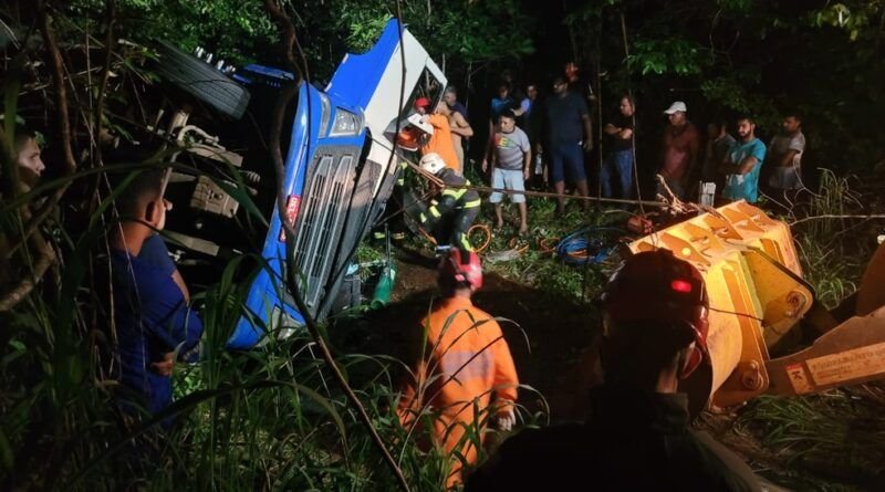 Após duas horas de tentativa de resgate caminhoneiro morre em acidente na BR 230