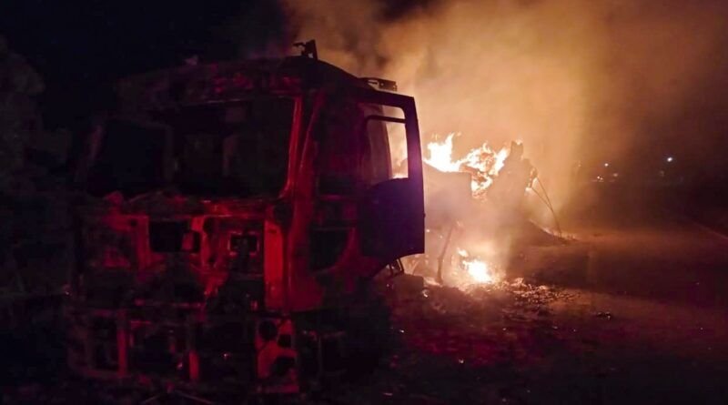 Carreta carregada com eletrônicos e eletrodomésticos é destruída pelo fogo