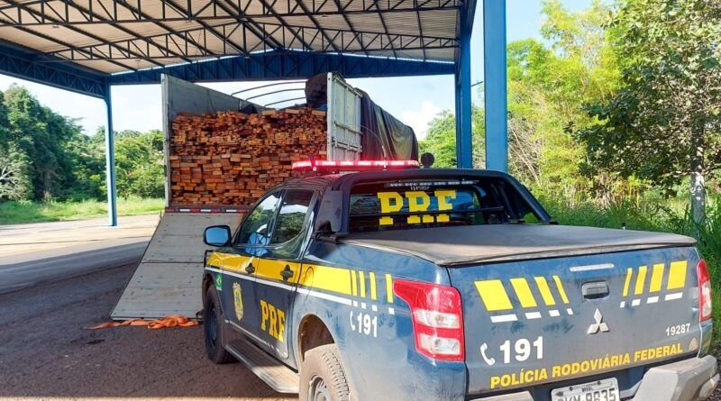 PRF apreende madeira transportada ilegalmente