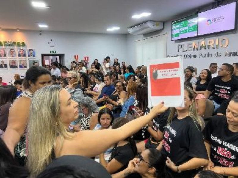 Professores de AraguaÃna declaram estado de greve contra projeto que altera Plano de Carreira do Magistério