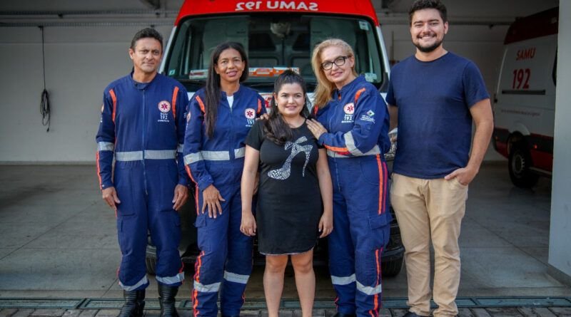Jovem sobrevive a grave acidente e retorna à base do SAMU para agradecer equipe que salvou sua vida em Araguaína