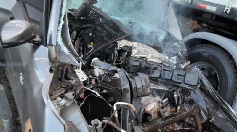 Batida entre Toro e carreta bitrem deixa um morto e três feridos na TO-010