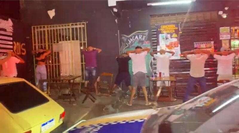 PM flagra grupo de adolescentes consumindo bebida alcoólica e prende responsáveis em Araguaína