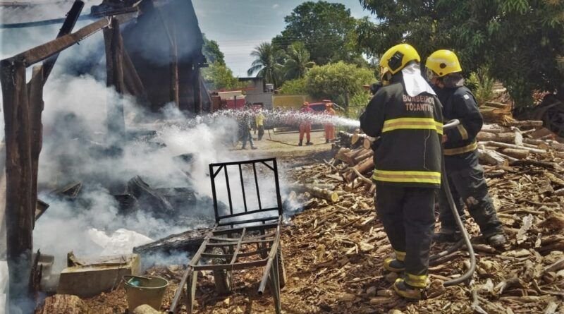 Cerâmica pega fogo no centro de Colinas