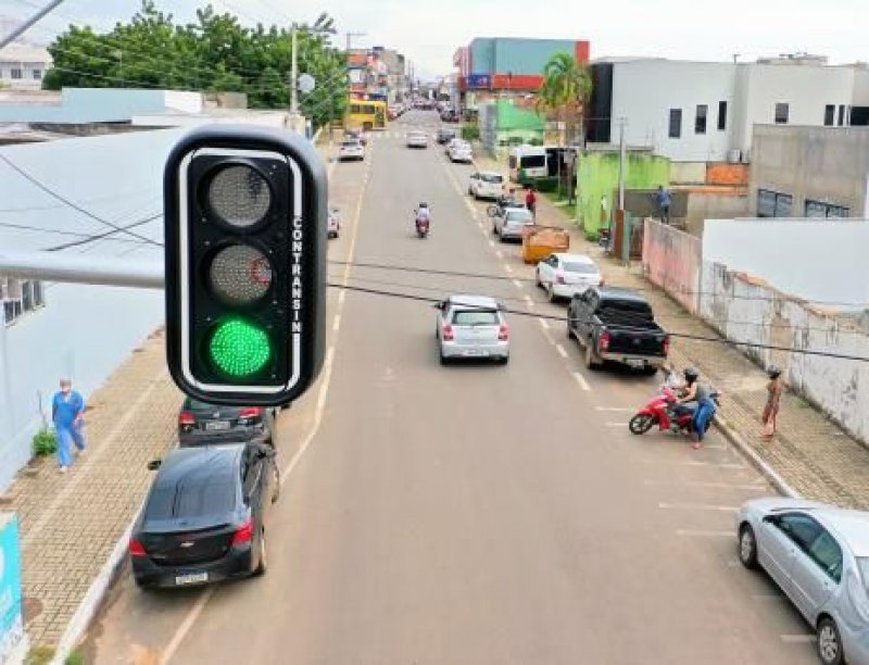 Semáforos de AraguaÃna são sincronizados para onda verde