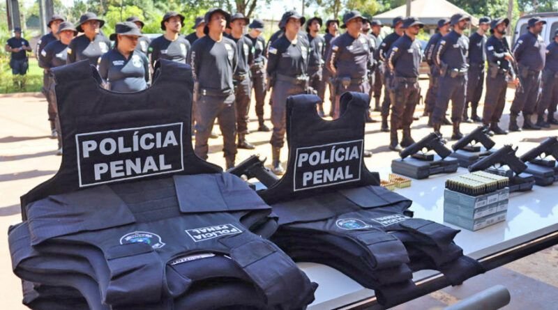 Policiais Penais da Unidade de Tratamento Penal Barra da Grota recebem coletes balísticos e armamentos