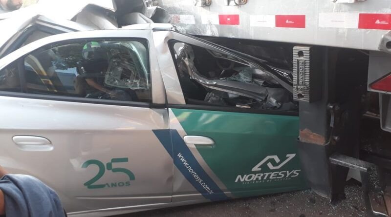 Jovem morre após carro colidir na traseira de caminhão