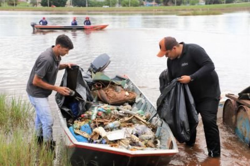 Ação de limpeza retira mais de 2 toneladas de lixo do Lago Azul em AraguaÃna
