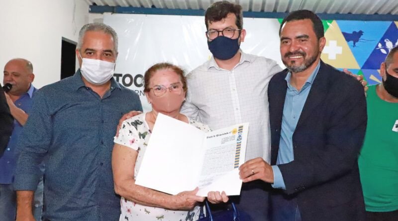 Governador Wanderlei Barbosa entrega 450 títulos definitivos de propriedades para famílias do Jardim Taquari, em Palmas