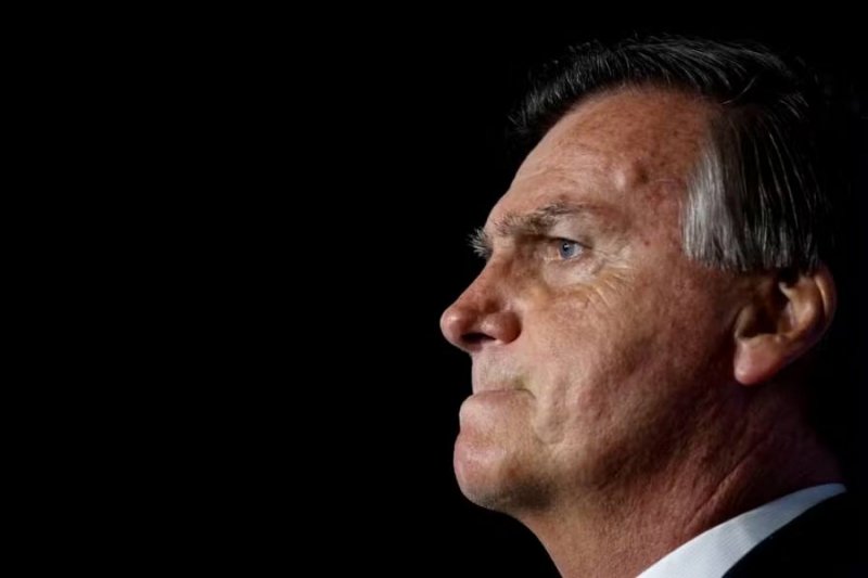FOTO DE ARQUIVO: O ex-presidente brasileiro Jair Bolsonaro observa durante evento na Flórida, nos EUA, em 3 de fevereiro de 2023