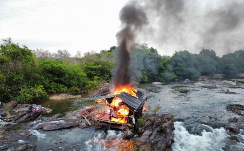 Polícia Militar desativa balsas usadas em garimpo ilegal e aplica multa de R$ 300 mil em Almas
